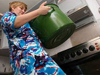 Похоже, раньше октября горячая вода в кранах столичных квартир не появится. Казалось бы, при чем здесь Попов?